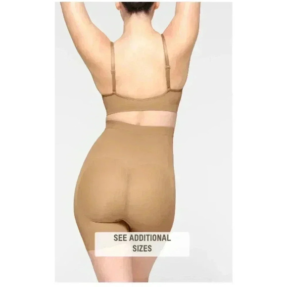 SEAMLESS SCULPT MID THIGH SHORT - S/M - NWOT - Picture 2 of 6